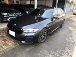 後軸配備氣壓懸吊系統，主動調整車身水平高度，載重時維持車輛重心平衡，同步兼顧行路